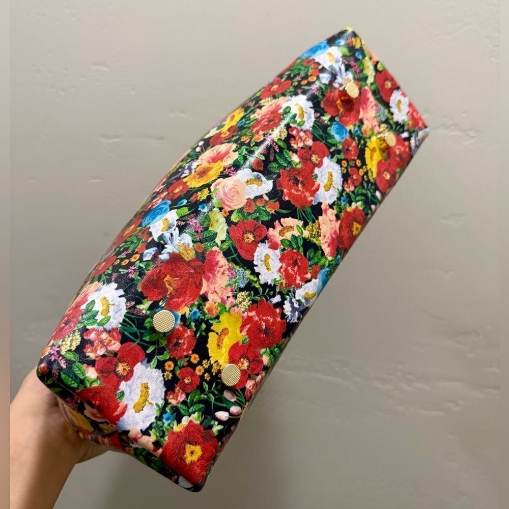 Large Genuine Leather Floral Printed with Chic Heart Shaped Wooden Frame Bag - Picture 10 of 12